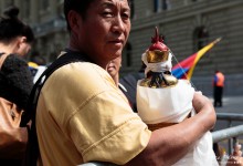 Dans la cohue de la Place Fédérale,  Tenzin Gyatso.