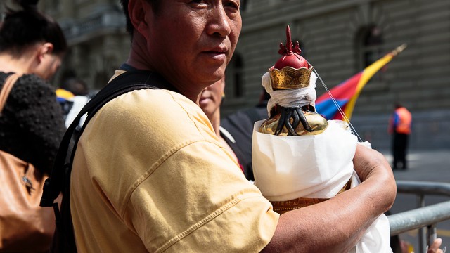 Dans la cohue de la Place Fédérale,  Tenzin Gyatso.